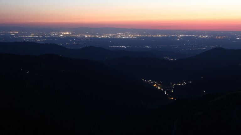 Dieses Bild zeigt eine Webcam-Aufnahme vom Achertal, aufgenommen am Mittwoch, den 30.04.2025 um 21:40 Uhr. Die Temperatur betrug 15.3°C.