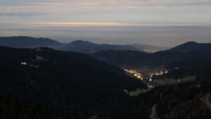 Dieses Bild zeigt eine Webcam-Aufnahme vom Achertal, aufgenommen am Donnerstag, den 04.12.2025 um 00:00 Uhr. Die Temperatur betrug 2.1°C.