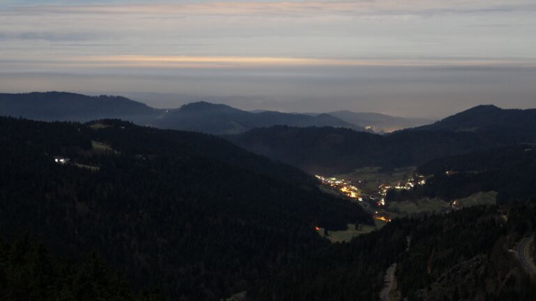 Dieses Bild zeigt eine Webcam-Aufnahme vom Achertal, aufgenommen am Donnerstag, den 04.12.2025 um 00:00 Uhr. Die Temperatur betrug 2.1°C.