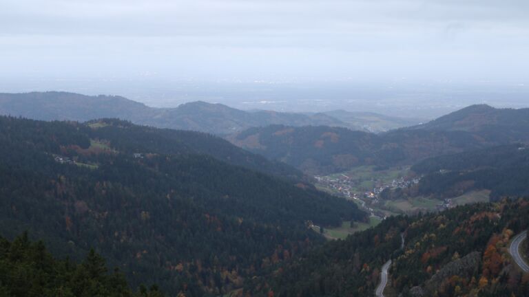 Dieses Bild zeigt eine Webcam-Aufnahme vom Achertal, aufgenommen am Dienstag, den 28.10.2025 um 07:00 Uhr. Die Temperatur betrug 3.4°C.