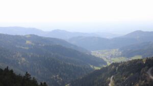 Dieses Bild zeigt eine Webcam-Aufnahme vom Achertal, aufgenommen am Freitag, den 17.04.2026 um 18:00 Uhr. Die Temperatur betrug 15.6°C.