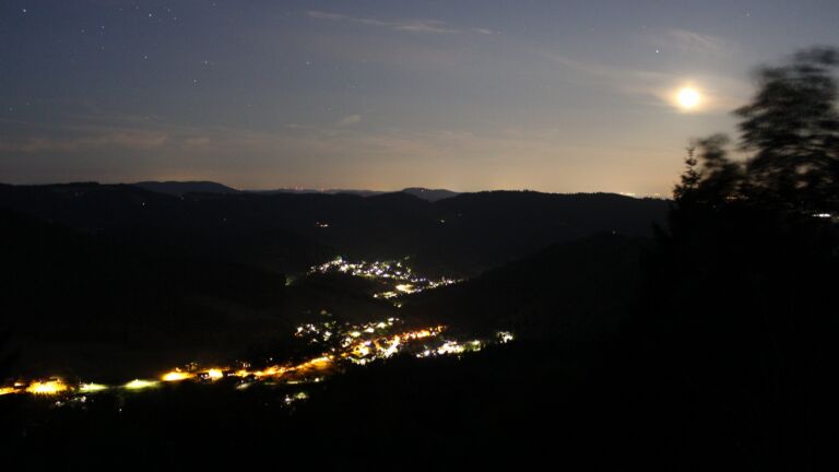 Dieses Bild zeigt eine Webcam-Aufnahme vom Achertal, aufgenommen am Montag, den 20.07.2026 um 23:00 Uhr. Die Temperatur betrug 13.7°C.