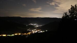 Dieses Bild zeigt eine Webcam-Aufnahme vom Achertal, aufgenommen am Samstag, den 18.07.2026 um 00:00 Uhr. Die Temperatur betrug 16.4°C.