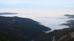 Dieses Bild zeigt eine Webcam-Aufnahme vom Achertal, aufgenommen am Montag, den 22.12.2025 um 09:10 Uhr. Die Temperatur betrug 7.4°C.