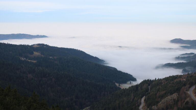 Dieses Bild zeigt eine Webcam-Aufnahme vom Achertal, aufgenommen am Montag, den 22.12.2025 um 09:10 Uhr. Die Temperatur betrug 7.4°C.