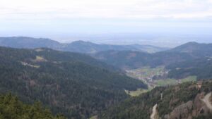 Dieses Bild zeigt eine Webcam-Aufnahme vom Achertal, aufgenommen am Freitag, den 13.03.2026 um 13:30 Uhr. Die Temperatur betrug 7.6°C.