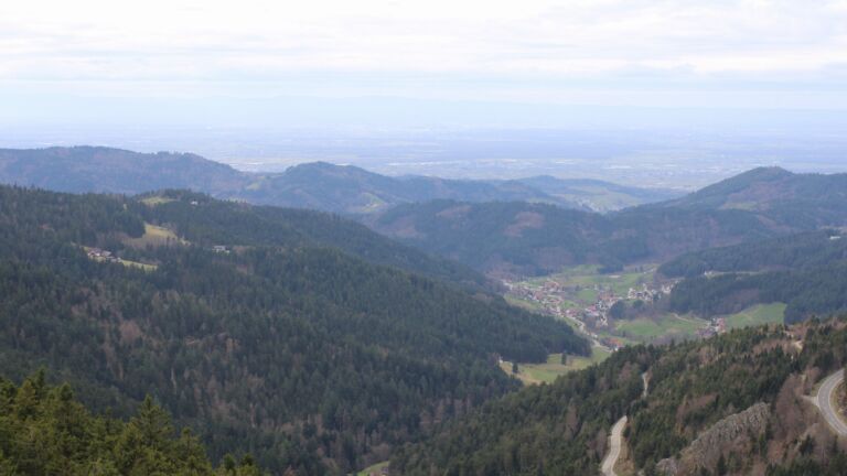 Dieses Bild zeigt eine Webcam-Aufnahme vom Achertal, aufgenommen am Freitag, den 13.03.2026 um 13:30 Uhr. Die Temperatur betrug 7.6°C.