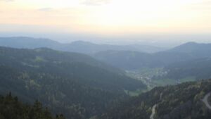 Dieses Bild zeigt eine Webcam-Aufnahme vom Achertal, aufgenommen am Samstag, den 18.04.2026 um 19:20 Uhr. Die Temperatur betrug 13.5°C.