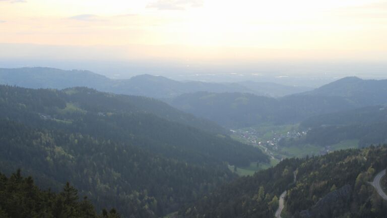 Dieses Bild zeigt eine Webcam-Aufnahme vom Achertal, aufgenommen am Samstag, den 18.04.2026 um 19:20 Uhr. Die Temperatur betrug 13.5°C.