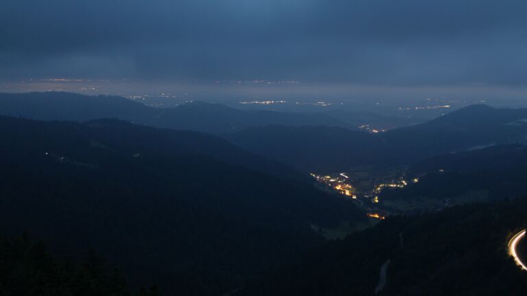 Dieses Bild zeigt eine Webcam-Aufnahme vom Achertal, aufgenommen am Montag, den 02.06.2025 um 22:20 Uhr. Die Temperatur betrug 11.2°C.