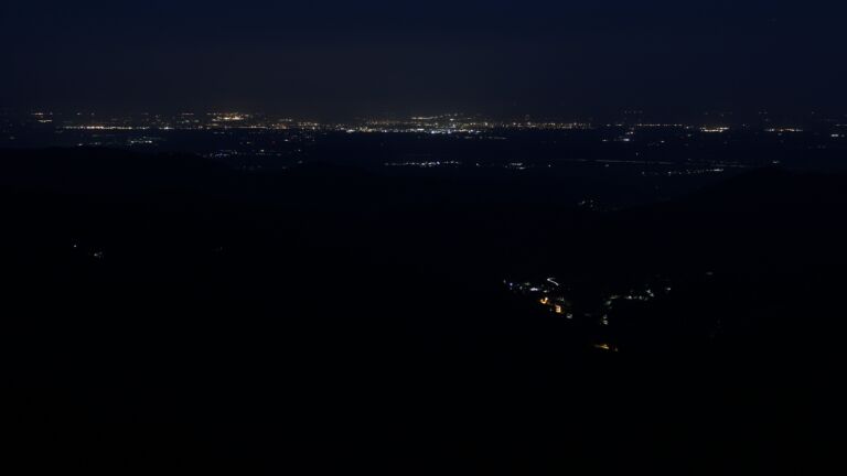 Dieses Bild zeigt eine Webcam-Aufnahme vom Achertal, aufgenommen am Montag, den 19.05.2025 um 04:20 Uhr. Die Temperatur betrug 7.2°C.