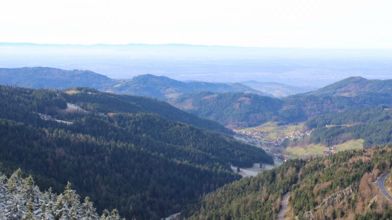 Dieses Bild zeigt eine Webcam-Aufnahme vom Achertal, aufgenommen am Montag, den 01.12.2025 um 12:40 Uhr. Die Temperatur betrug 3.4°C.