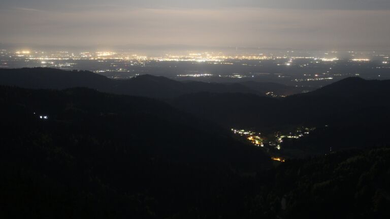 Dieses Bild zeigt eine Webcam-Aufnahme vom Achertal, aufgenommen am Sonntag, den 26.04.2026 um 03:00 Uhr. Die Temperatur betrug 10.8°C.