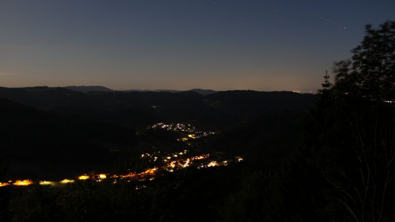 Dieses Bild zeigt eine Webcam-Aufnahme vom Achertal, aufgenommen am Donnerstag, den 28.05.2026 um 22:50 Uhr. Die Temperatur betrug 18.7°C.