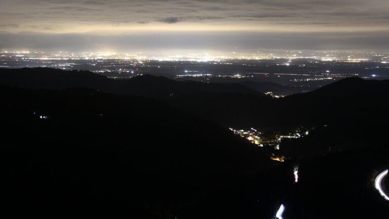 Dieses Bild zeigt eine Webcam-Aufnahme vom Achertal, aufgenommen am Freitag, den 17.10.2025 um 21:30 Uhr. Die Temperatur betrug 6.2°C.
