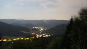 Dieses Bild zeigt eine Webcam-Aufnahme vom Achertal, aufgenommen am Sonntag, den 02.08.2026 um 04:10 Uhr. Die Temperatur betrug 19.3°C.