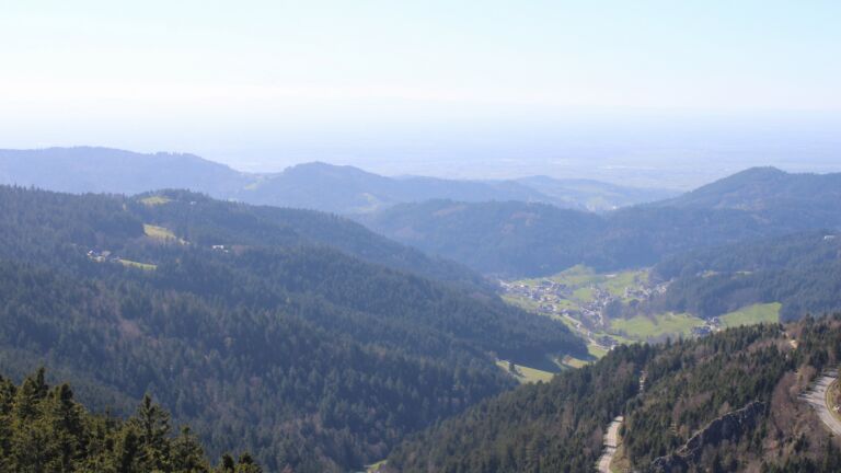 Dieses Bild zeigt eine Webcam-Aufnahme vom Achertal, aufgenommen am Dienstag, den 07.04.2026 um 16:30 Uhr. Die Temperatur betrug 14.9°C.