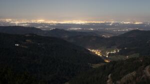 Dieses Bild zeigt eine Webcam-Aufnahme vom Achertal, aufgenommen am Mittwoch, den 04.03.2026 um 23:30 Uhr. Die Temperatur betrug 4°C.