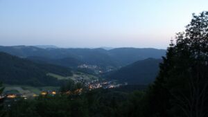 Dieses Bild zeigt eine Webcam-Aufnahme vom Achertal, aufgenommen am Mittwoch, den 27.05.2026 um 22:00 Uhr. Die Temperatur betrug 20.8°C.