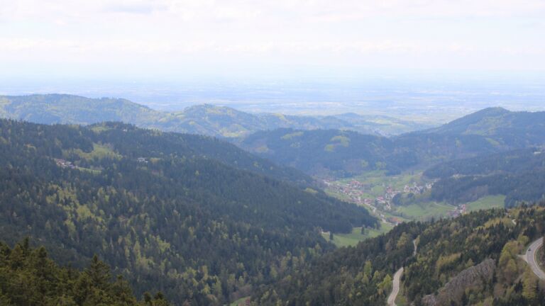 Dieses Bild zeigt eine Webcam-Aufnahme vom Achertal, aufgenommen am Dienstag, den 21.04.2026 um 14:10 Uhr. Die Temperatur betrug 3.8°C.