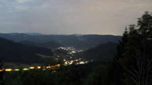 Dieses Bild zeigt eine Webcam-Aufnahme vom Achertal, aufgenommen am Montag, den 03.08.2026 um 04:10 Uhr. Die Temperatur betrug 24.3°C.