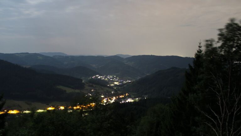 Dieses Bild zeigt eine Webcam-Aufnahme vom Achertal, aufgenommen am Montag, den 03.08.2026 um 04:10 Uhr. Die Temperatur betrug 24.3°C.