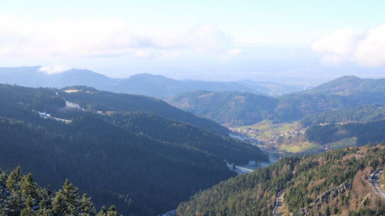 Dieses Bild zeigt eine Webcam-Aufnahme vom Achertal, aufgenommen am Dienstag, den 18.11.2025 um 13:30 Uhr. Die Temperatur betrug 3.6°C.