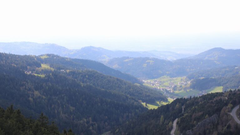 Dieses Bild zeigt eine Webcam-Aufnahme vom Achertal, aufgenommen am Freitag, den 17.04.2026 um 16:40 Uhr. Die Temperatur betrug 15.6°C.