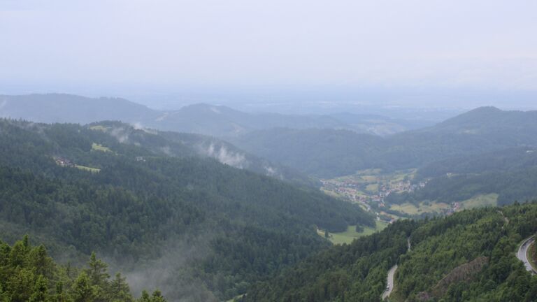 Dieses Bild zeigt eine Webcam-Aufnahme vom Achertal, aufgenommen am Mittwoch, den 04.06.2025 um 13:00 Uhr. Die Temperatur betrug 12°C.