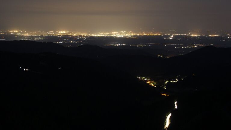 Dieses Bild zeigt eine Webcam-Aufnahme vom Achertal, aufgenommen am Samstag, den 21.06.2025 um 03:40 Uhr. Die Temperatur betrug 15.9°C.