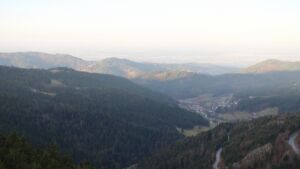 Dieses Bild zeigt eine Webcam-Aufnahme vom Achertal, aufgenommen am Donnerstag, den 18.12.2025 um 09:00 Uhr. Die Temperatur betrug 5.9°C.