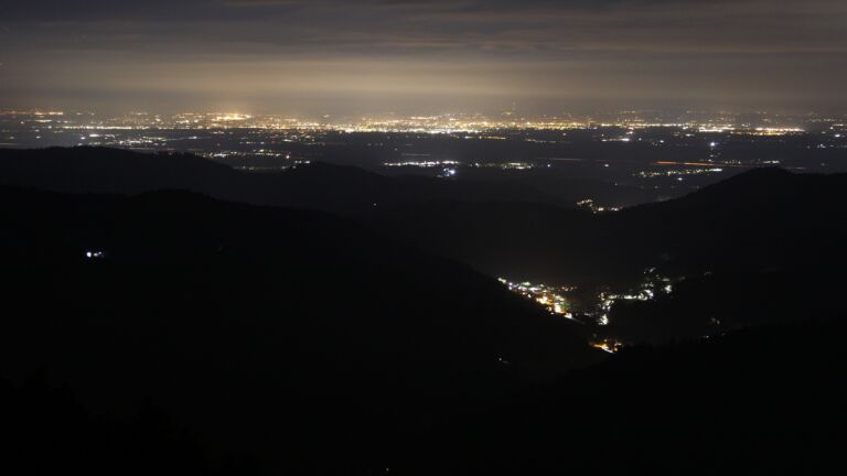 Dieses Bild zeigt eine Webcam-Aufnahme vom Achertal, aufgenommen am Dienstag, den 14.04.2026 um 22:30 Uhr. Die Temperatur betrug 2.7°C.