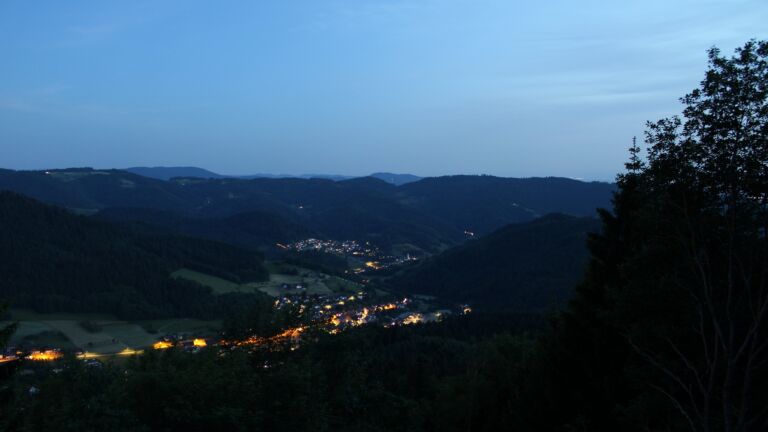 Dieses Bild zeigt eine Webcam-Aufnahme vom Achertal, aufgenommen am Freitag, den 29.05.2026 um 22:10 Uhr. Die Temperatur betrug 22.2°C.