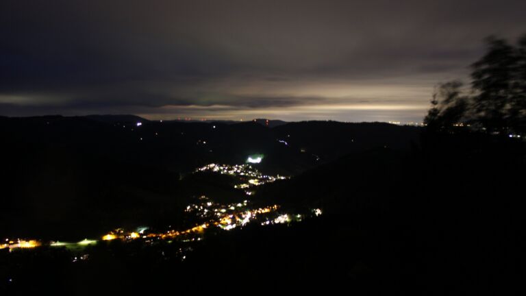Dieses Bild zeigt eine Webcam-Aufnahme vom Achertal, aufgenommen am Freitag, den 09.10.2026 um 19:50 Uhr. Die Temperatur betrug 7.4°C.