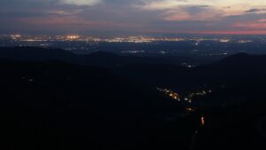 Dieses Bild zeigt eine Webcam-Aufnahme vom Achertal, aufgenommen am Montag, den 19.05.2025 um 22:10 Uhr. Die Temperatur betrug 11.9°C.