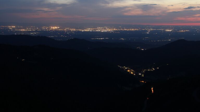 Dieses Bild zeigt eine Webcam-Aufnahme vom Achertal, aufgenommen am Montag, den 19.05.2025 um 22:10 Uhr. Die Temperatur betrug 11.9°C.