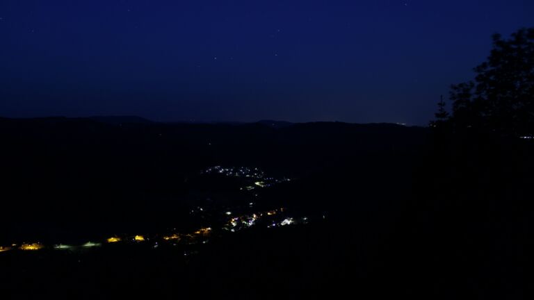 Dieses Bild zeigt eine Webcam-Aufnahme vom Achertal, aufgenommen am Donnerstag, den 28.05.2026 um 04:10 Uhr. Die Temperatur betrug 16.6°C.