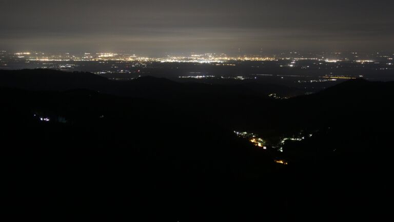 Dieses Bild zeigt eine Webcam-Aufnahme vom Achertal, aufgenommen am Freitag, den 25.07.2025 um 03:00 Uhr. Die Temperatur betrug 13.1°C.