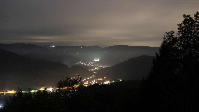Dieses Bild zeigt eine Webcam-Aufnahme vom Achertal, aufgenommen am Dienstag, den 20.10.2026 um 20:00 Uhr. Die Temperatur betrug 10.5°C.