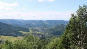 Dieses Bild zeigt eine Webcam-Aufnahme vom Achertal, aufgenommen am Freitag, den 17.07.2026 um 13:10 Uhr. Die Temperatur betrug 24.4°C.