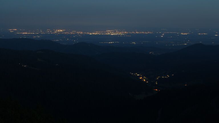 Dieses Bild zeigt eine Webcam-Aufnahme vom Achertal, aufgenommen am Samstag, den 28.06.2025 um 04:20 Uhr. Die Temperatur betrug 15.8°C.