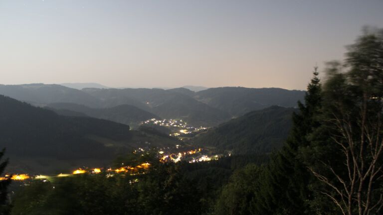 Dieses Bild zeigt eine Webcam-Aufnahme vom Achertal, aufgenommen am Freitag, den 31.07.2026 um 01:00 Uhr. Die Temperatur betrug 24.2°C.