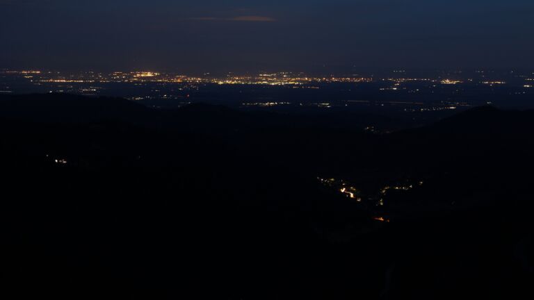 Dieses Bild zeigt eine Webcam-Aufnahme vom Achertal, aufgenommen am Freitag, den 25.07.2025 um 04:50 Uhr. Die Temperatur betrug 13.1°C.