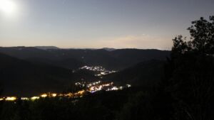 Dieses Bild zeigt eine Webcam-Aufnahme vom Achertal, aufgenommen am Samstag, den 22.08.2026 um 22:10 Uhr. Die Temperatur betrug 14.3°C.