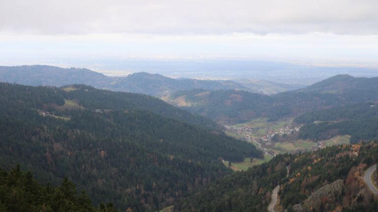 Dieses Bild zeigt eine Webcam-Aufnahme vom Achertal, aufgenommen am Dienstag, den 11.11.2025 um 10:10 Uhr. Die Temperatur betrug 5.9°C.