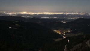 Dieses Bild zeigt eine Webcam-Aufnahme vom Achertal, aufgenommen am Sonntag, den 01.03.2026 um 21:30 Uhr. Die Temperatur betrug 3.8°C.