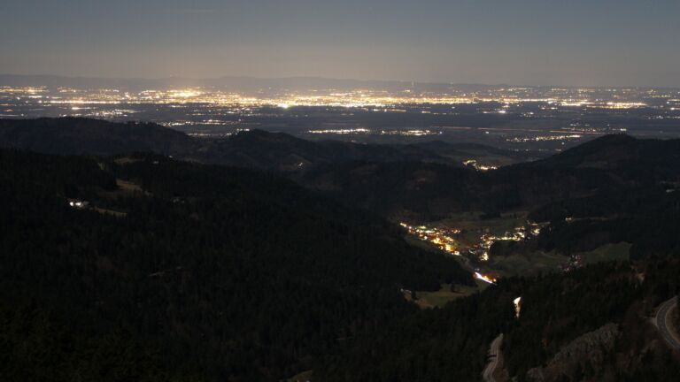 Dieses Bild zeigt eine Webcam-Aufnahme vom Achertal, aufgenommen am Sonntag, den 01.03.2026 um 21:30 Uhr. Die Temperatur betrug 3.8°C.