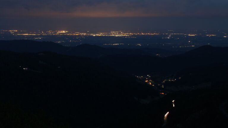 Dieses Bild zeigt eine Webcam-Aufnahme vom Achertal, aufgenommen am Dienstag, den 15.07.2025 um 04:40 Uhr. Die Temperatur betrug 15.6°C.