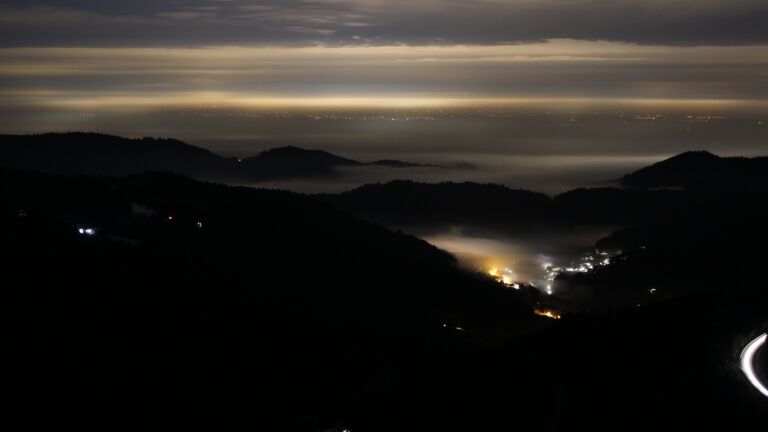 Dieses Bild zeigt eine Webcam-Aufnahme vom Achertal, aufgenommen am Freitag, den 23.01.2026 um 22:30 Uhr. Die Temperatur betrug 3.2°C.