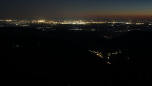 Dieses Bild zeigt eine Webcam-Aufnahme vom Achertal, aufgenommen am Donnerstag, den 23.04.2026 um 22:00 Uhr. Die Temperatur betrug 9.6°C.